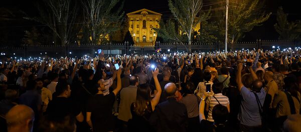 Граждане на проспекте Баграмяна, перед зданием Парламента Армении (2 октября 2018). Еревaн - Sputnik Армения