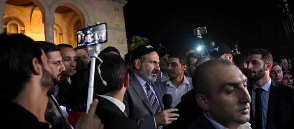 Премьер-министр Никол Пашинян перед зданием Парламента (2 октября 2018). Еревaн - Sputnik Արմենիա