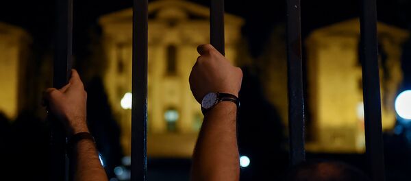 Граждане на проспекте Баграмяна, перед зданием Парламента Армении (2 октября 2018). Еревaн - Sputnik Արմենիա