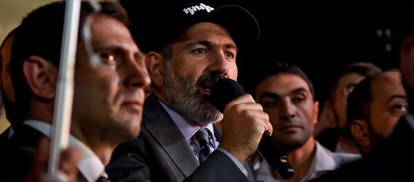 Премьер-министр Никол Пашинян на митинге перед зданием Парламента (2 октября 2018). Еревaн - Sputnik Армения