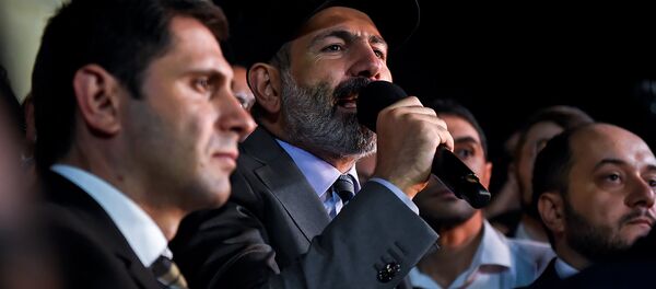 Премьер-министр Никол Пашинян на митинге перед зданием Парламента (2 октября 2018). Еревaн Премьер-министр Никол Пашинян на митинге перед зданием Парламента (2 октября 2018). Еревaн - Sputnik Армения