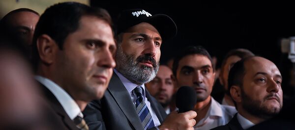 Премьер-министр Никол Пашинян на митинге перед зданием Парламента (2 октября 2018). Еревaн Премьер-министр Никол Пашинян на митинге перед зданием Парламента (2 октября 2018). Еревaн - Sputnik Արմենիա