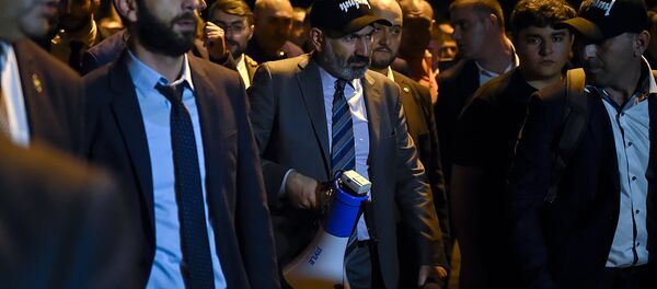 Премьер-министр Никол Пашинян и вице-премьер Арарат Мирзоян на митинге перед зданием Парламента (2 октября 2018). Еревaн - Sputnik Արմենիա