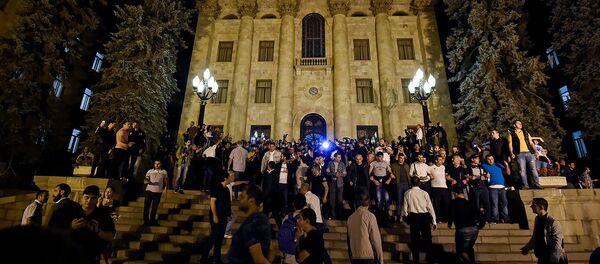 Сторонники премьер-министра Никола Пашиняна во дворе Парламента Армении (2 октября 2018). Еревaн - Sputnik Армения