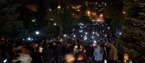 Сторонники премьер-министра Никола Пашиняна во дворе Парламента Армении (2 октября 2018). Еревaн Сторонники премьер-министра Никола Пашиняна во дворе Парламента Армении (2 октября 2018). Еревaн - Sputnik Արմենիա