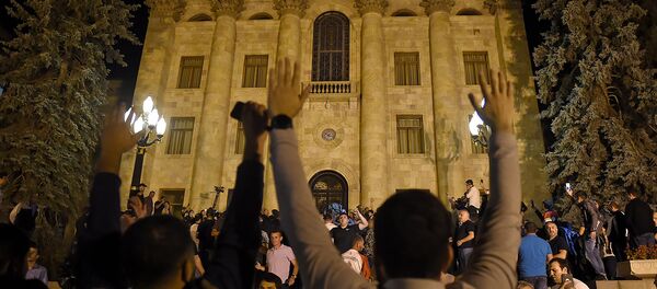 Сторонники премьер-министра Никола Пашиняна во дворе Парламента Армении (2 октября 2018). Еревaн - Sputnik Արմենիա