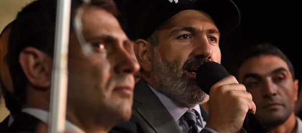 Премьер-министр Никол Пашинян на митинге перед зданием Парламента (2 октября 2018). Еревaн Премьер-министр Никол Пашинян на митинге перед зданием Парламента (2 октября 2018). Еревaн - Sputnik Արմենիա