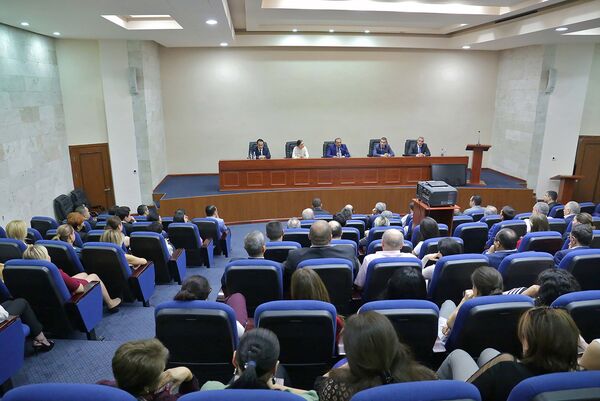 Министр экономического развития и инвестиций Армении Арцвик Минасян на встрече с сотрудниками министерства (э октября 2018). Еревaн - Sputnik Արմենիա