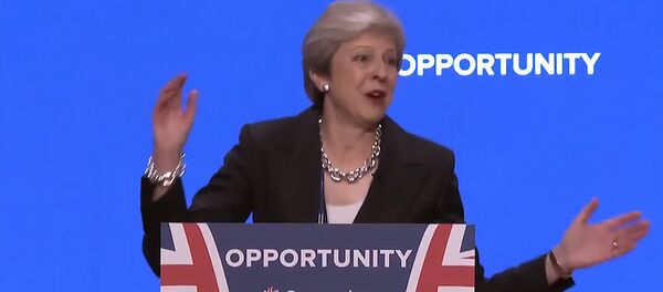 Тереза Мэй танцует на сцене на конференции Tory party - Sputnik Армения