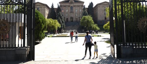 Հայաստանի խորհրդարանը բացել է դարպասները քաղաքացիների առաջ Հայաստանի խորհրդարանը բացել է դարպասները քաղաքացիների առաջ - Sputnik Արմենիա