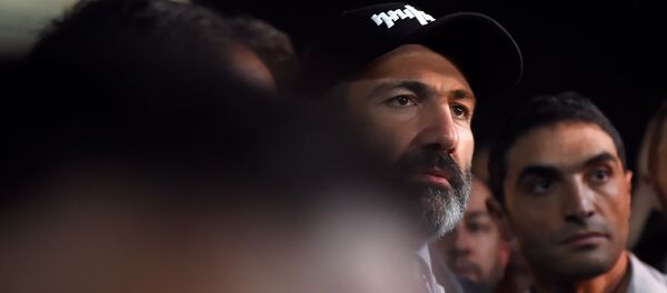 Премьер-министр Никол Пашинян на митинге перед зданием Парламента (2 октября 2018). Еревaн - Sputnik Արմենիա