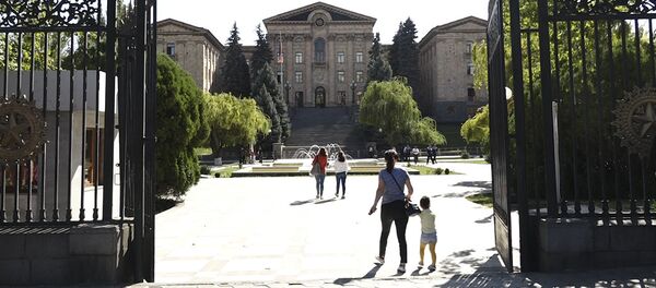 Ворота в парк парламента Армении открылись для граждан Ворота в парк парламента Армении открылись для граждан - Sputnik Армения
