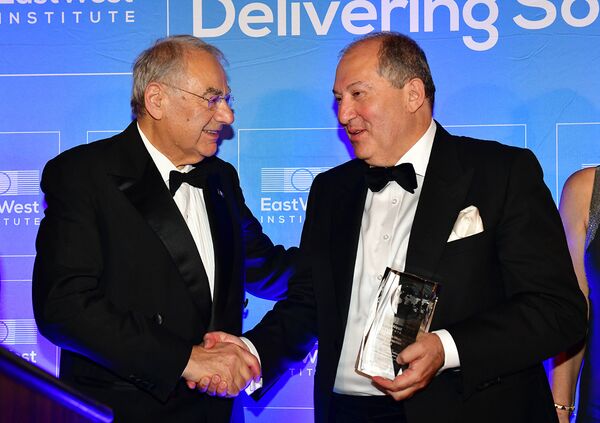 Президенту Армении Армену Саркисяну присуждена премия имени Джона Эдвина Мроза (3 октября 2018). Нью-Йорк - Sputnik Արմենիա