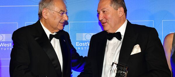 Президенту Армении Армену Саркисяну присуждена премия имени Джона Эдвина Мроза (3 октября 2018). Нью-Йорк - Sputnik Армения