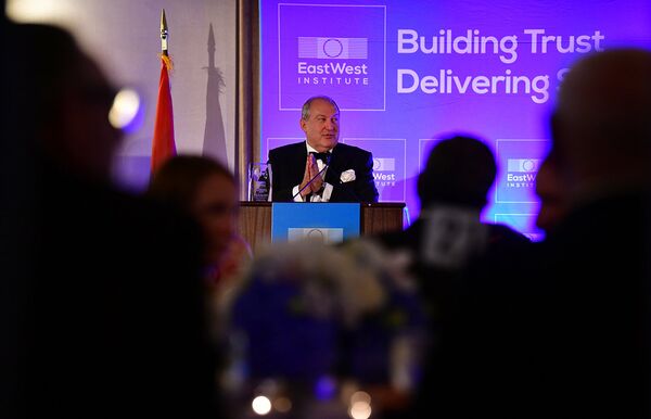 Президенту Армении Армену Саркисяну присуждена премия имени Джона Эдвина Мроза (3 октября 2018). Нью-Йорк - Sputnik Արմենիա