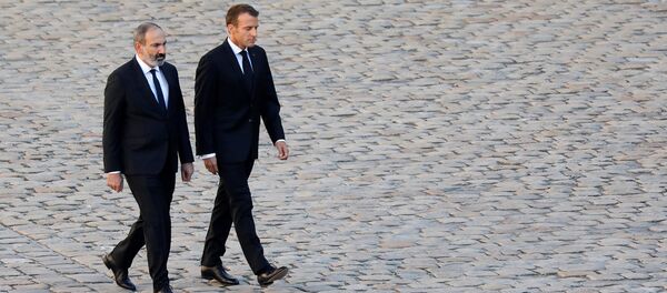 Премьер-министр Армении Никол Пашинян и президент Франции Эмануэль Макрон на церемонии прощания с Шарлем Азнавуром (5 октября 2018). Париж Премьер-министр Армении Никол Пашинян и президент Франции Эмануэль Макрон на церемонии прощания с Шарлем Азнавуром (5 октября 2018). Париж - Sputnik Արմենիա