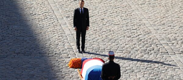 Президент Франции Эмануэль Макрон на церемонии прощания с Шарлем Азнавуром (5 октября 2018). Париж - Sputnik Армения