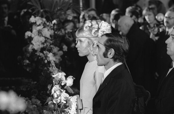 Свадьба Шарля Азнавура со шведской моделью Уллой Торсель в армянской церкви (13 января 1968). Париж - Sputnik Армения