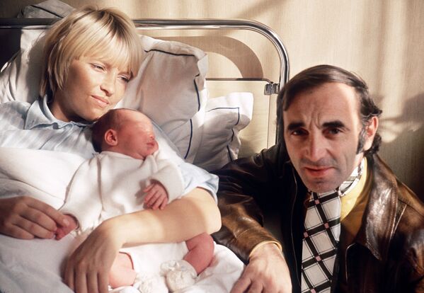 Շառլ Ազնավուրը և Ուլլա Տորսելը իրենց նորածին դստեր՝ Կատյայի հետ. 13 հոկտեմբերի 1969 թ. - Sputnik Արմենիա
