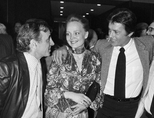 Շառլ Ազնավուրը, Ալեն Դելոնը և Նատալյա Բելոխվոստիկովան՝ «Թեհրան 43» ֆիլմի պրեմիերայի ժամանակ. Ֆրանսիայում ԽՍՀՄ դեսպանատուն, Փարիզ (15 ապրիլի 1981 թ.) - Sputnik Արմենիա