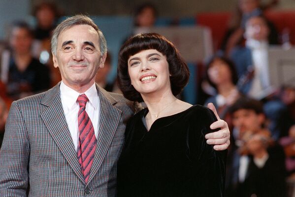 Шарль Азнавур и Мирей Матье во время репетиции телешоу Le Grand Echiquier (17 ноября 1987). Булонь - Sputnik Армения