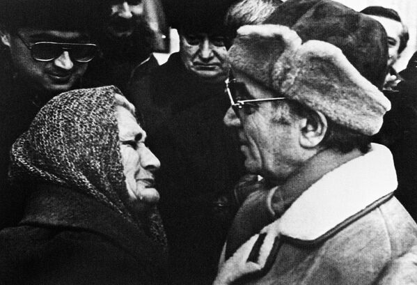 Шарль Азнавур прибыл в Армянскую ССР (4 февраля 1989). Ереван - Sputnik Армения