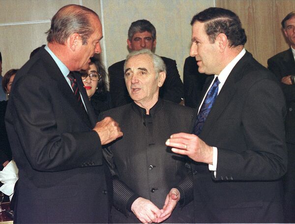 Շառլ Ազնավուրը՝ ՀՀ և Ֆրանսիայի նախագահներ Լևոն Տեր-Պետրոսյանի և Ժակ Շիրակի հետ. Փարիզ, 4-ը հունվարի 1998 թ. - Sputnik Արմենիա