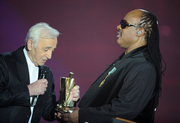 Американский певец Стиви Уандер получает почетную награду от Шарля Азнавура на 25-й ежегодной церемонии Виктуар де ля Мюзик (Victoires de la Musique) в концертном зале Зенит (6 марта 2010). Париж - Sputnik Армения