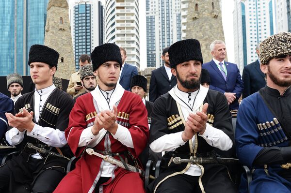 Мужчины у высотного комплекса Грозный Сити, где состоялась церемония мacсoвoгo бракосочетания 200 пар в рамках празднования 200-летия города (5 октября 2018). Грозный - Sputnik Армения