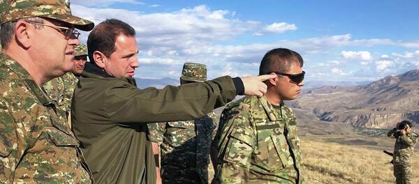 Министр обороны РА Давид Тоноян и начальник ГШ ВС РА Артак Давтян на армяно-азербайджанской границе (5 октября 2018). Армения - Sputnik Արմենիա