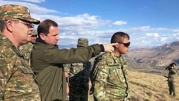 Министр обороны РА Давид Тоноян и начальник ГШ ВС РА Артак Давтян на армяно-азербайджанской границе - Sputnik Արմենիա