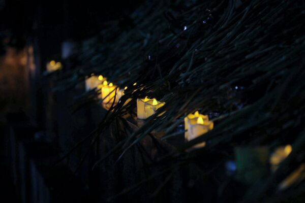 Жители Грюмри поднесли цветы и зажженые свечи к памятнику Азнавуру Жители Грюмри поднесли цветы и зажженые свечи к памятнику Азнавуру - Sputnik Армения