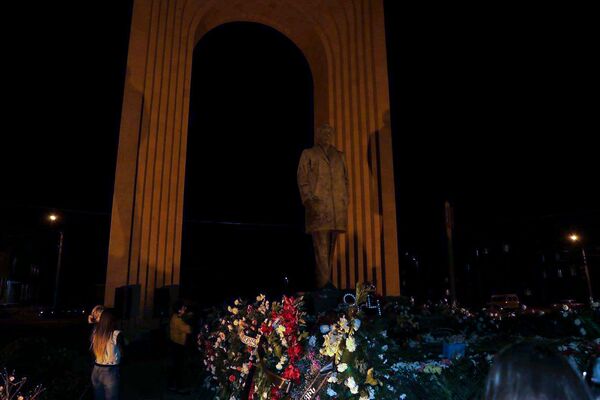 Жители Грюмри поднесли цветы и зажженые свечи к памятнику Азнавуру Жители Грюмри поднесли цветы и зажженые свечи к памятнику Азнавуру - Sputnik Армения