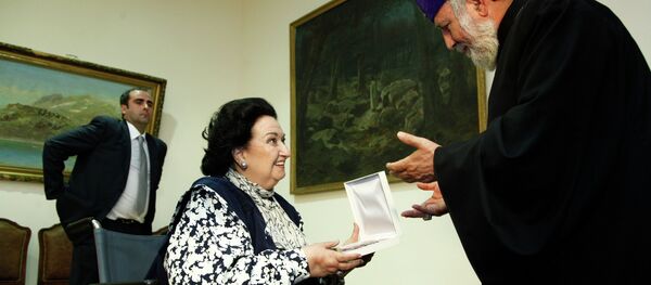 Каталикос Гарегин II дарит крест испанской оперной певице Монсеррат Кабалье (10 июня 2013). Эчмиадзин - Sputnik Армения