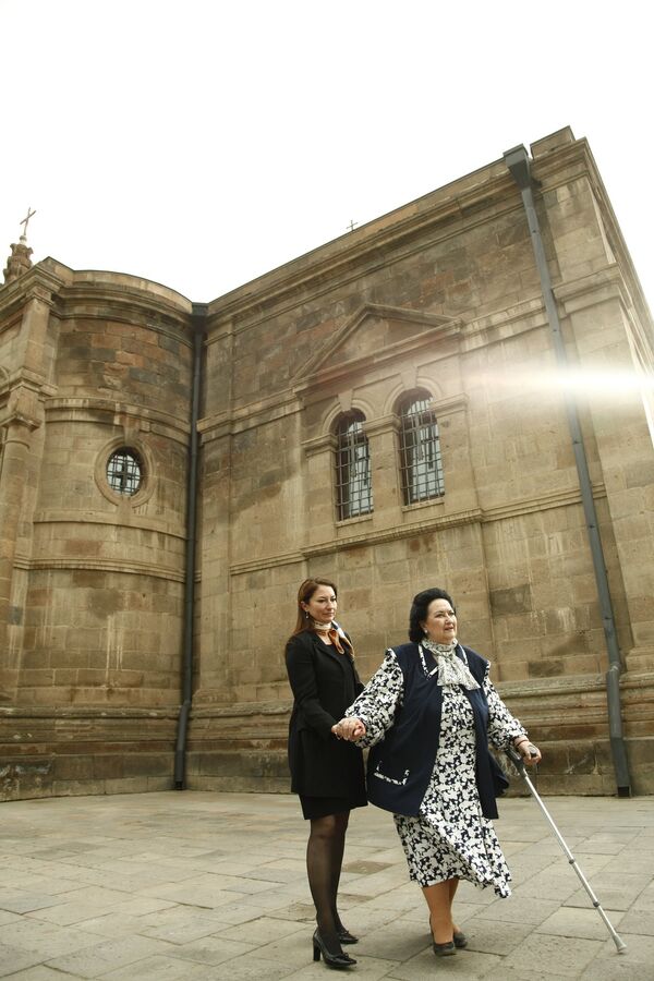 Испанская оперная певица Монсеррат Кабалье с дочерью Монсеррат Марти в Святом Первопрестольном Эчмиадзине (10 июня 2013). Армения - Sputnik Армения