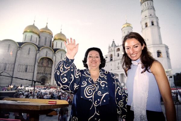 Испанская оперная певица Монсеррат Кабалье и ее дочь Монсеррат Марти на Соборной площади Кремля в Москве - Sputnik Армения