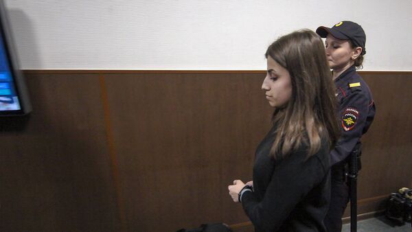 18-летняя Ангелина Хачатурян в Басманном суде (27 сентября 2018). Москвa - Sputnik Արմենիա