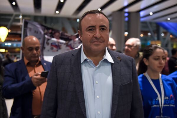 Грачья Погосян в аэропорту Звартноц (6 октября 2018). Еревaн Грачья Погосян в аэропорту Звартноц (6 октября 2018). Еревaн - Sputnik Արմենիա