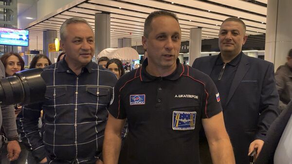 Sputnik Армения встречает в аэропорту «Звартноц» российского космонавта Антона Шкаплерова - Sputnik Армения