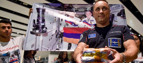 Встреча российского космонавта-испытателя Антона Шкаплерова в аэропорту Звартноц (6 октября 2018). Еревaн - Sputnik Армения