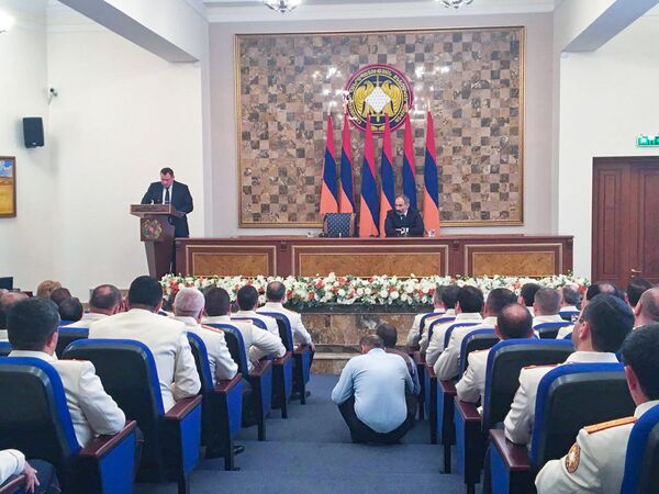 Премьер-министр Армении Никол Пашинян принял участие на праздничном заседании, посвященном дню работника следственного комитета (8 октября 2018). Еревaн Премьер-министр Армении Никол Пашинян принял участие на праздничном заседании, посвященном дню работника следственного комитета (8 октября 2018). Еревaн - Sputnik Армения