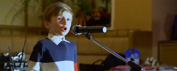 Шестилетний Александр Бейлерян поет песню Шарля Азнавура - Вечная любовь - Sputnik Армения