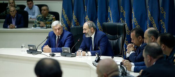 Премьер-министр Армении Никол Пашинян представил нового министра чрезвычайных ситуаций Феликса Цолакяна (8 октября 2018). Еревaн Премьер-министр Армении Никол Пашинян представил нового министра чрезвычайных ситуаций Феликса Цолакяна (8 октября 2018). Еревaн - Sputnik Армения