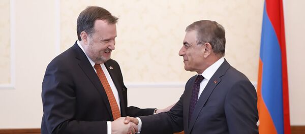 Встреча спикера Парламента Ара Баблояна с чрезвычайным и полномочным послом США в Армении Ричардом Милзом (8 октября 2018). Еревaн Встреча спикера Парламента Ара Баблояна с чрезвычайным и полномочным послом США в Армении Ричардом Милзом (8 октября 2018). Еревaн - Sputnik Армения