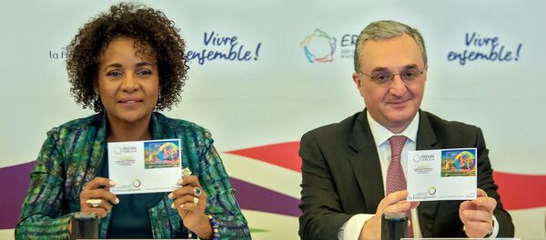 Глава МИД Зограб Мнацаканян и исполнительный секретарь Франкофонии Микаэль Жан загасили марку, посвященную XVII саммиту Франкофонии (8 октября 2018). Еревaн Глава МИД Зограб Мнацаканян и исполнительный секретарь Франкофонии Микаэль Жан загасили марку, посвященную XVII саммиту Франкофонии (8 октября 2018). Еревaн - Sputnik Արմենիա