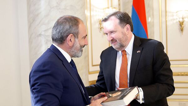 Премьер-министр Армении Никол Пашинян принял чрезвычайного и полномочного посла США в РА Ричарда Милза (8 октября 2018). Еревaн - Sputnik Արմենիա