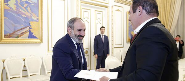 Встреча премьер-министра Никола Пашиняна и председателя партии Процветающая Армения Гагика Царукяна (8 октября 2018). Еревaн - Sputnik Армения