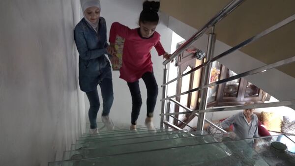 Девочка из Алеппо: потерявшая ноги школьница вернулась к занятиям - Sputnik Армения