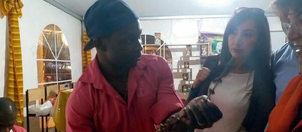 Футболист из Кот д'Ивуара Яо Сильвен Куасси показывает ереванцам бобы какао - Sputnik Армения