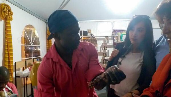 Футболист из Кот д'Ивуара Яо Сильвен Куасси показывает ереванцам бобы какао - Sputnik Արմենիա